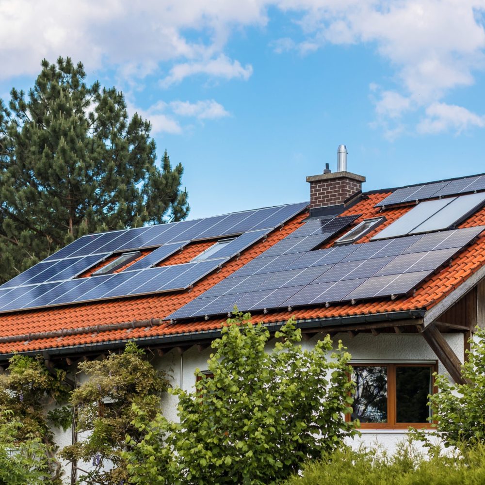 paneles-solares-techo-casa-privada-casa-ecologica-casa-moderna-estacion-solar-techo